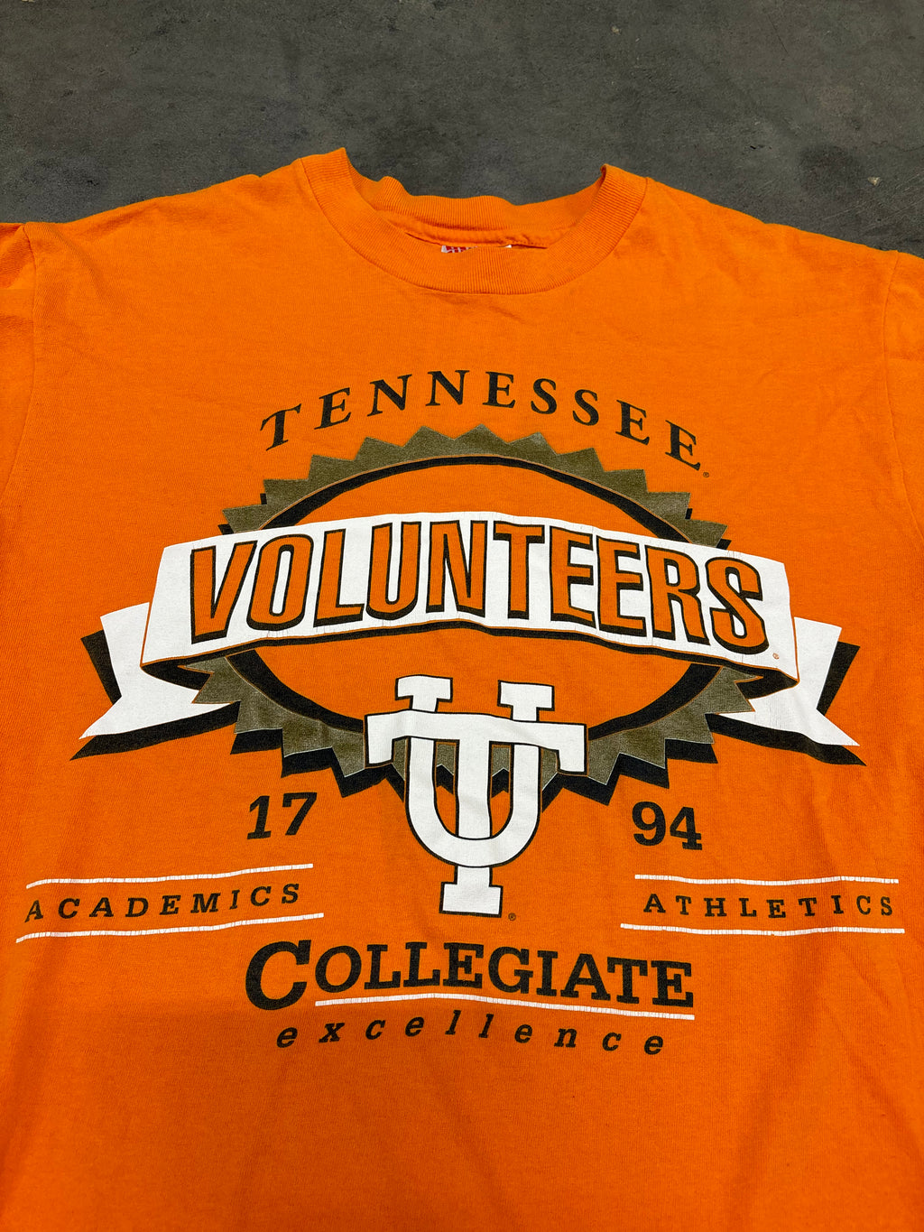 VINTAGE UT SPELLOUT LOGO SHIRT - M