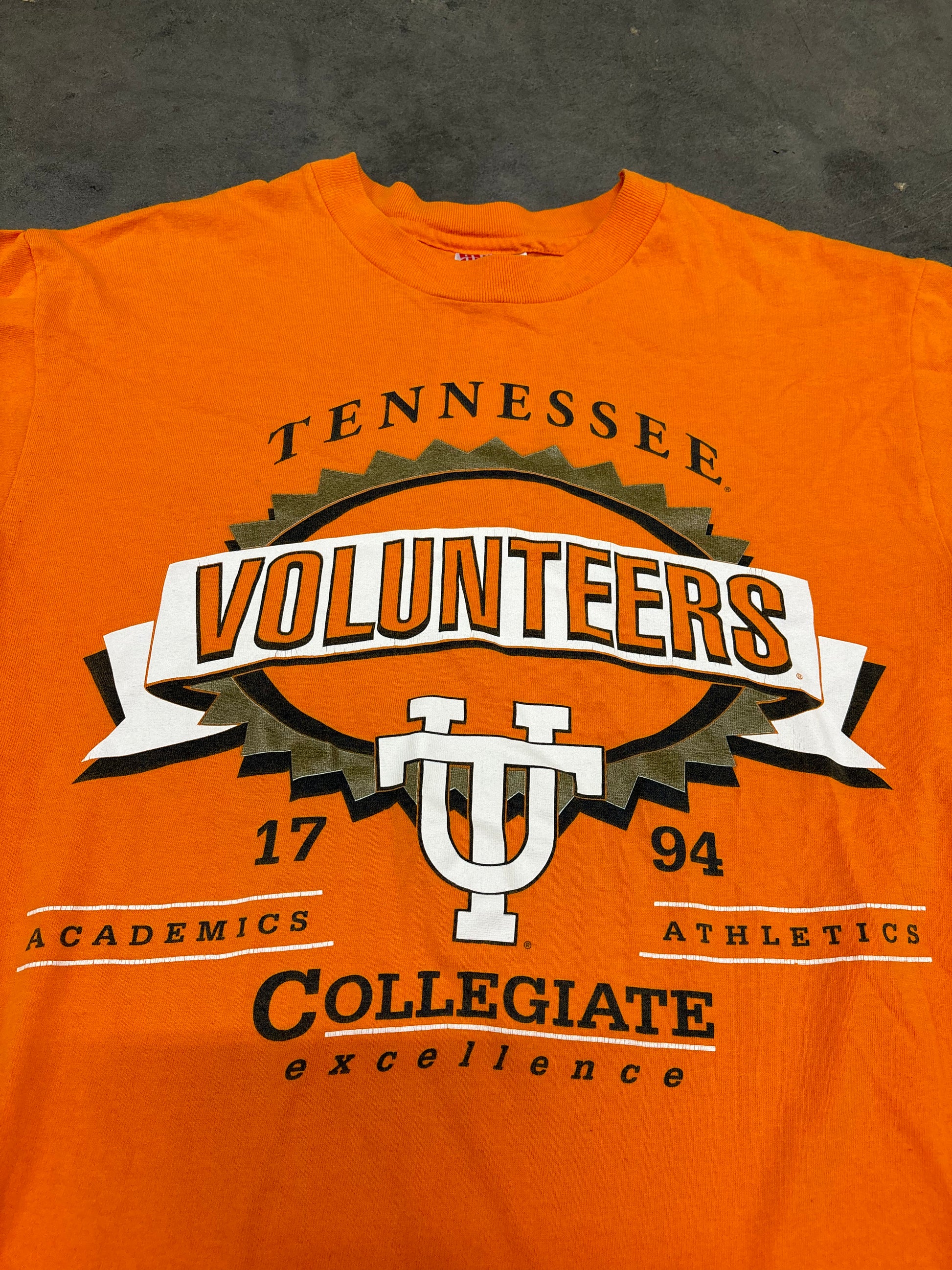 VINTAGE UT SPELLOUT LOGO SHIRT - M